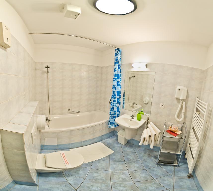 Hotel Victoria مارتون المظهر الخارجي الصورة
