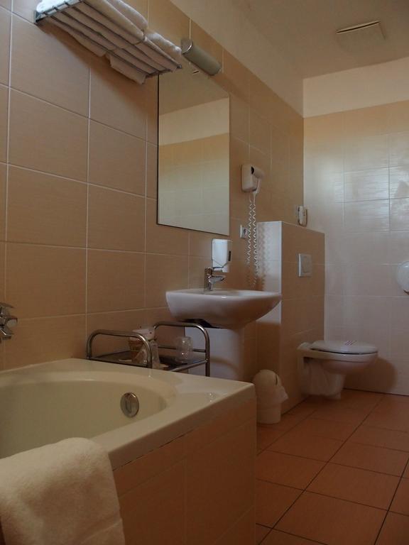 Hotel Victoria مارتون المظهر الخارجي الصورة